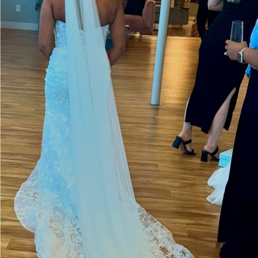 Elegant Ivory Lace Wedding Dress Designer L’Amour Calla Blanche size US 14.